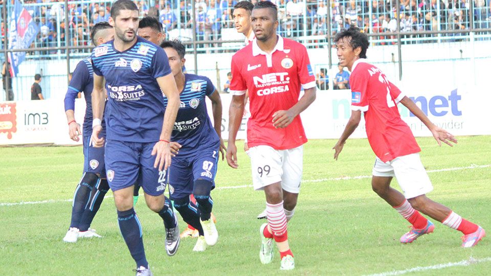 Patrick Da Silva saat situasi sepak pojok melawan Arema. Copyright: © Ian Setiawan/INDOSPORT